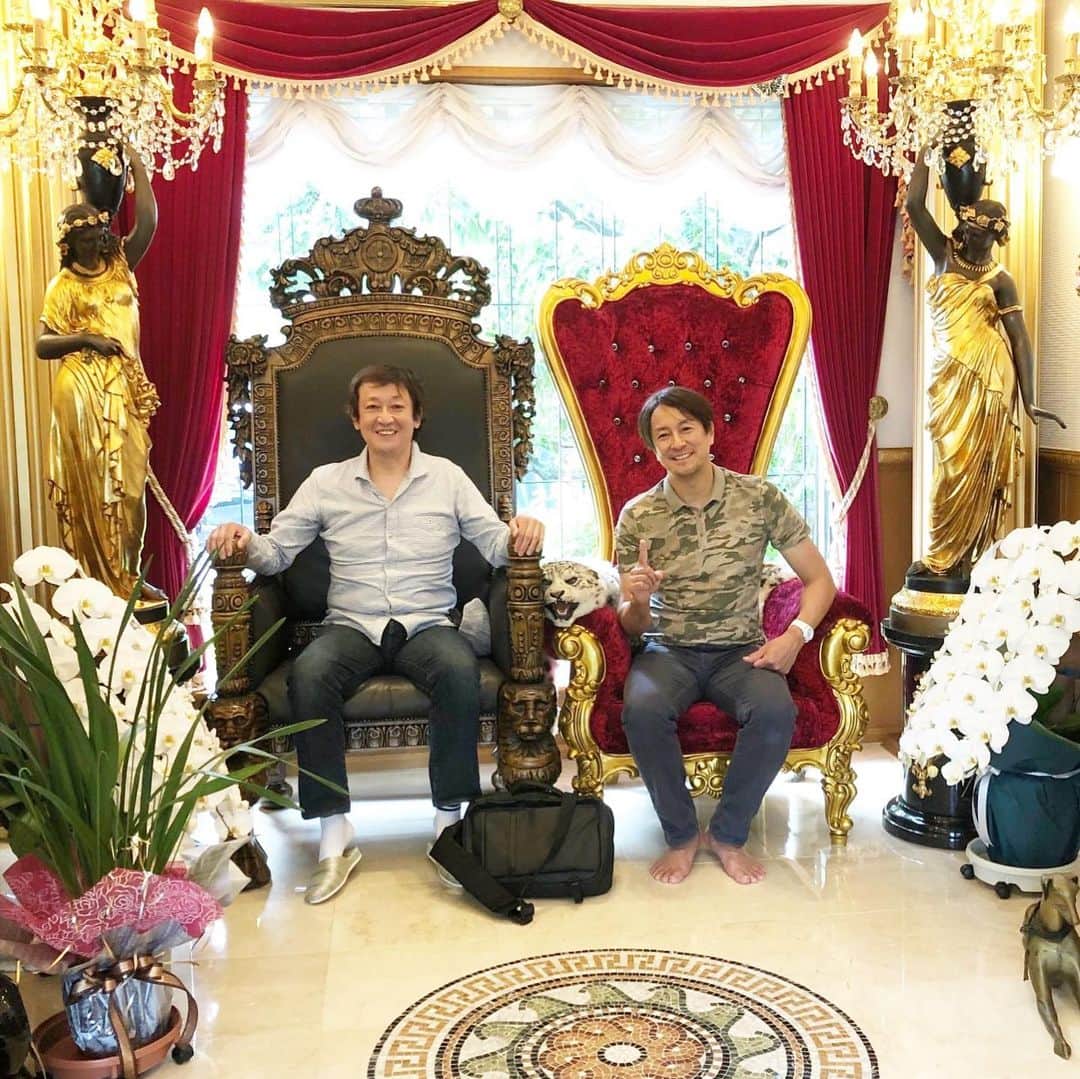 長原成樹さんのインスタグラム写真 - (長原成樹Instagram)「王様の椅子に座らせて頂きました✨ 過去にこの椅子に座った芸人さん、女優さんは皆売れてる😳 僕もこれからいけるかな⁉️ すごいパワーを頂きました✨ 社長の幸治さんともツーショット頂きました✨ #信子さん　#マダムシンコ」6月9日 9時29分 - seikigaoooo