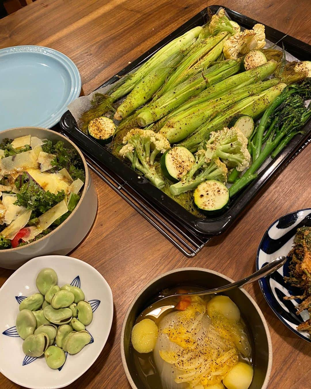 潮田玲子さんのインスタグラム写真 - (潮田玲子Instagram)「野菜だけ🥦🥬🌽🥕 なんて美味しいの🤤  #玲子飯 #野菜だけ #まるこごと玉ねぎスープ #ヤングコーンはオーブン焼き #そら豆 #人参と人参の葉の丸ごとかき揚げ #ケールはサラダ」6月9日 9時55分 - reikoshiota_official