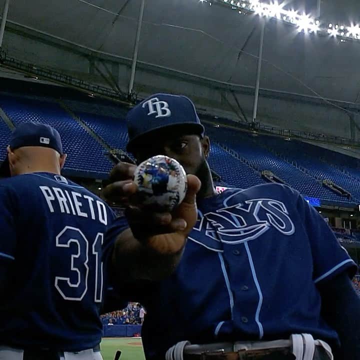 タンパベイ・レイズのインスタグラム：「Alex brought Randy a ball, so Randy gifted him back his very own bat 😊」