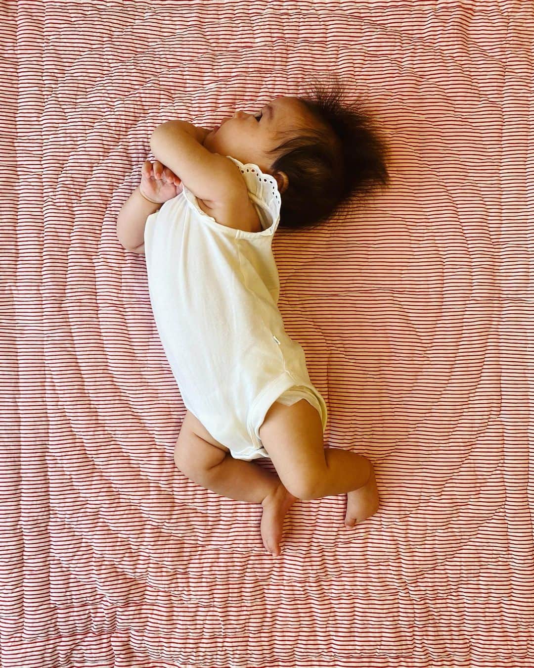 村西利恵さんのインスタグラム写真 - (村西利恵Instagram)「✔︎ 先日の記事のPart2がUPされました。  (リンクをストーリーに載せています)  不妊治療の転機について、思い出しながらお話しました。  改めて考えると、本当にたくさんの友達に助けてもらってます。  もちろん家族にも🥲  写真は  娘が、きのう「寝返り返り」をしました。  「寝返り」はまだです🤔  #妊活ベビモ #不妊治療 #体外受精 #卵子凍結 #2022年ベビー  #2022年2月生まれ #寝返り返り #寝返ると見せかけて寝返らない」6月9日 12時15分 - riemuranishi