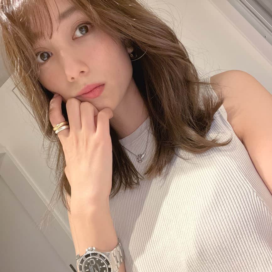 のインスタグラム：「SHEA青山店でヘアメンテしてきました♪ かなり軽やかになって、気分もルンルンです☺️ チヨマくん、いつもありがとう👏💓  SHEA aoyama→ ✂️@shea_chiyo  #ヘアメンテ #ヘアカット #セミロングヘア」