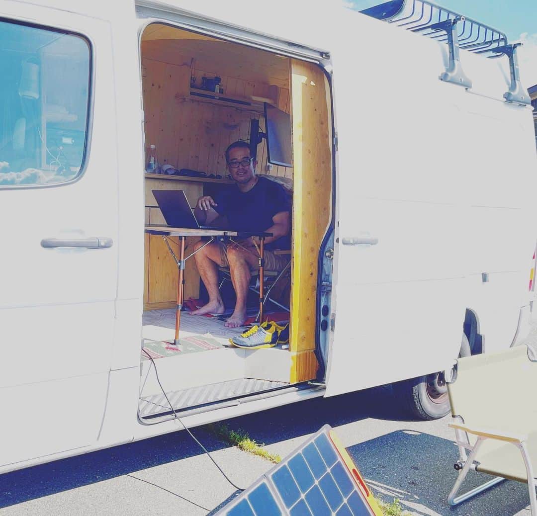 田端信太郎のインスタグラム：「今日はオフグリッドでノマドでサステナブルでESGなオフィスです。  #vanlife  #vanlifejapan  #carstay」