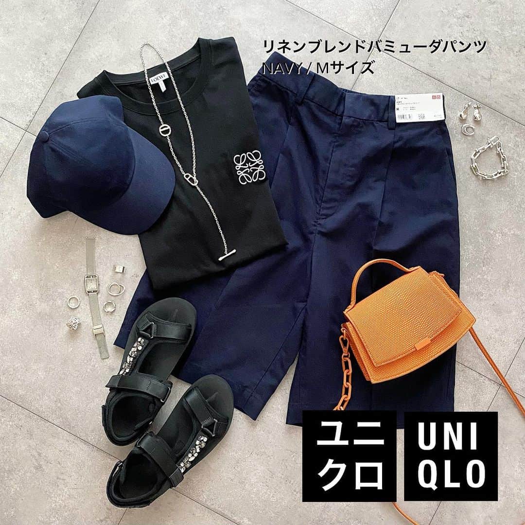 のインスタグラム：「2022.6.9  夏が近づいたら必ず欲しくなるバミューダパンツ🖤  @uniqlo_jp から出てるリネンブレンドのが、大人でも履けてすごく形が綺麗で理想だった🫢💘  フロント部分に入ってるタックが良い仕事してくれて、 横からのシルエットも綺麗に見せてくれるし足の太さもカバー👏🏻✨  きれいめに履きたいからネイビーは即決。  あとの2色も追加するか迷ってる🫣  ネイビーは1枚目みたいにダークトーンにまとめるのも好きだし 2枚目みたいにグリーンロゴTとも相性良い🌿( ⸝⸝⸝⁼̴́◡⁼̴̀⸝⸝⸝)  #uniqlo#uniqlo購入品#ユニクロ#ユニクロ購入品#リネンブレンドバミューダパンツ #loewe#mackintosh#mackintoshphilosophy#aulii_moment#zara#tods#tiffanyhardwear」