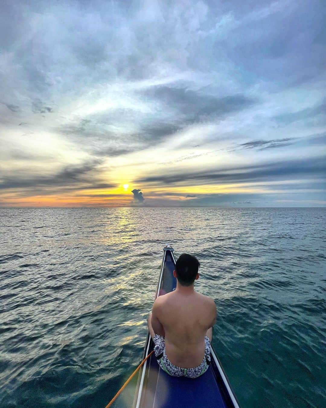 ヒューバートのインスタグラム：「🌅 📸 🌊」