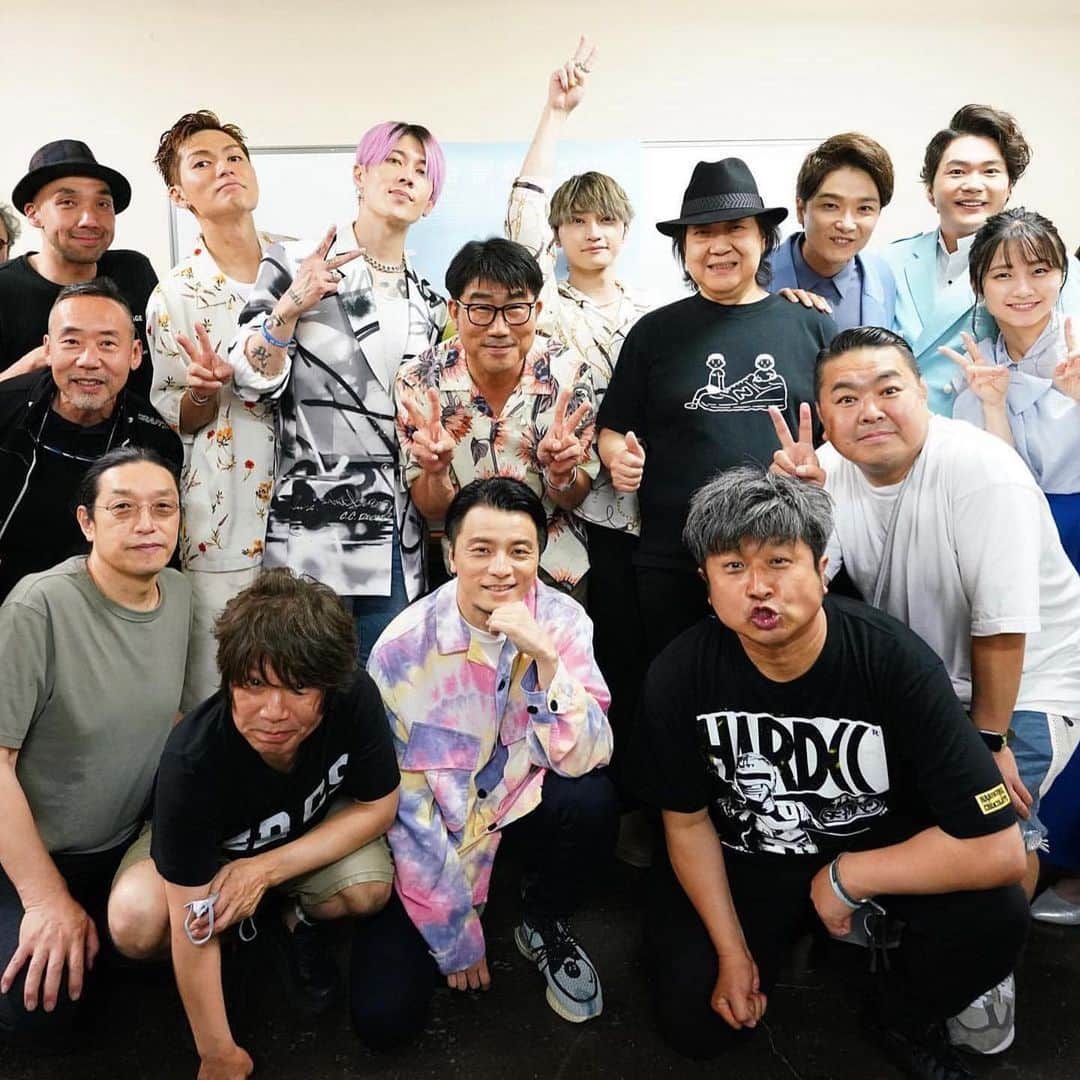 雅-MIYAVI-のインスタグラム：「At Kame fes a.k.a. @hibiyamusicfes 🤙🏻🤙🏻😃  遅ればせながら、日比谷音楽祭2022今年もジャンルを超えて音楽の力、そして亀田さんの人柄の元に集まりました。  今年は、ショーキチくん、スカイハイくん、日比谷ブロードウェイの皆さん、クレさん、そして御大石川さゆりさんと演奏させてもらいました。  やっぱりオーディエンスのみんながいると気持ちいいね！  無料でお年寄りから子供たちまで楽しめる亀田さんだからこそできる音楽愛に溢れたイベント。  日比谷の夜空から世界中に届けるイメージで思いっきり演奏させてもらいました。  バンド＆スタッフの皆さんも長丁場お疲れ様でした！  #Repost @miyavi_press ・・・ ＼お疲れさまでした🙌🏻／ 🌳#日比谷音楽祭 2022👀🎶 #SKYHI さんとは2017年に発売されたアルバム『SAMURAI SESSIONS vol.2』収録曲より「Gemstone」を披露👀‼️  Thank you for sharing🙏🏻 📷 #repost @skyhidaka  日比谷音楽祭2022  最高でした！昼間は自分の出番でもイロイロ遊ばせてもらったし、  夜はMIYAVIさんとのGemstone、  1日楽しみ尽くしました。  音楽と戯れ合うこんなイベント中々無いし、  あると本当に人生豊かになれるよなと改めて。  亀田さんはじめThe Music Park Orchestraの皆さん、実行委員会の皆さん、遊びに来てた方々、ご一緒させていただいた方々  全てに感謝とリスペクトであります本当  #MIYAVI  #日比谷音楽祭 #日比谷音楽祭2022 #YAON #日比谷公園大音楽堂」