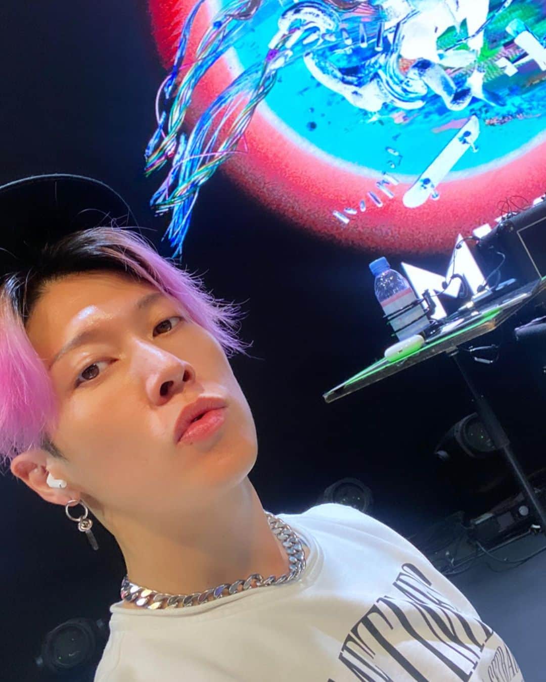 雅-MIYAVI-のインスタグラム：「Preppin… 😗 設営中！」