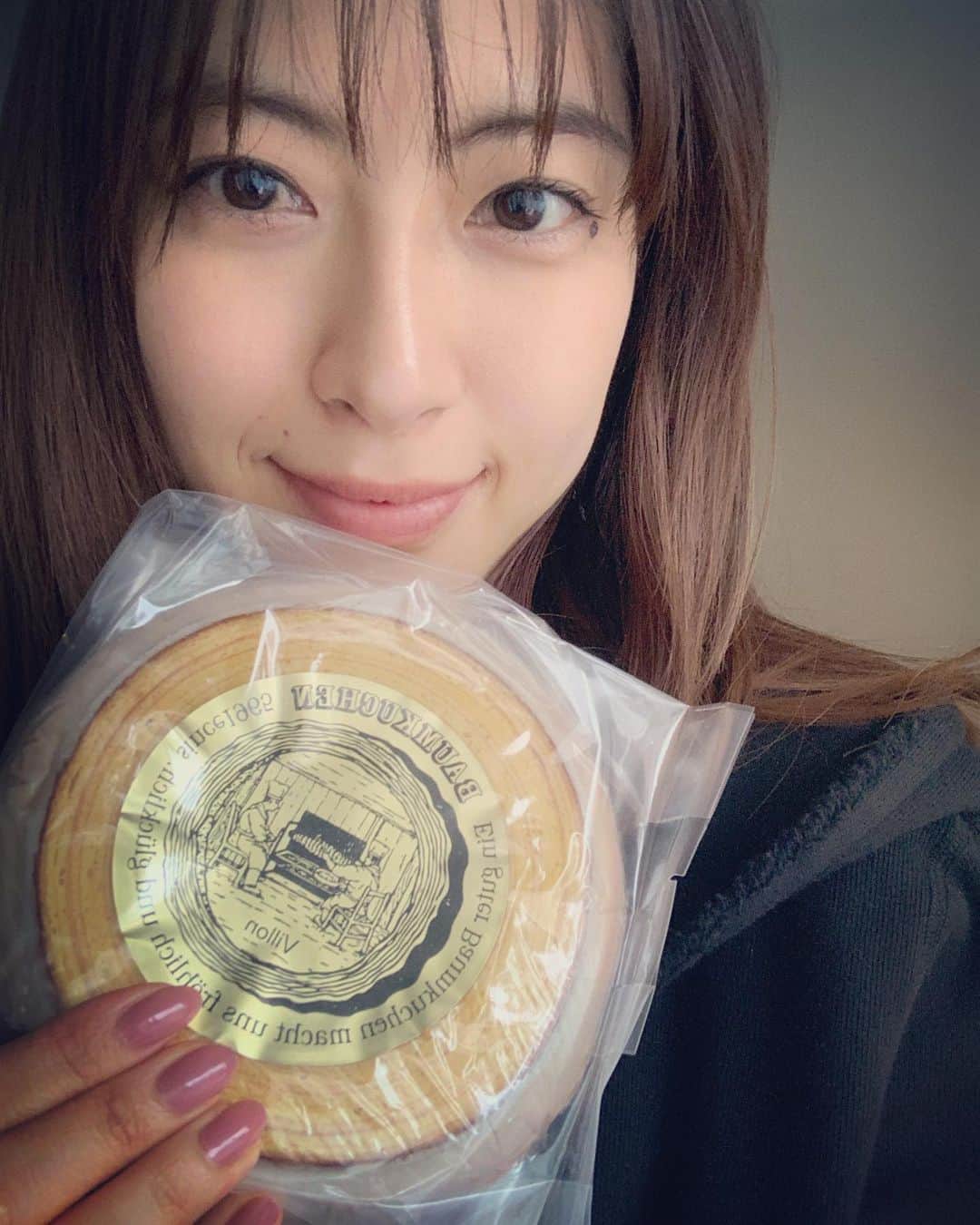 瀧本美織のインスタグラム：「🍰 メイクさんに美味しいバウムクーヘンを いただきました✨幸せな甘さでした😍   #スイーツ」