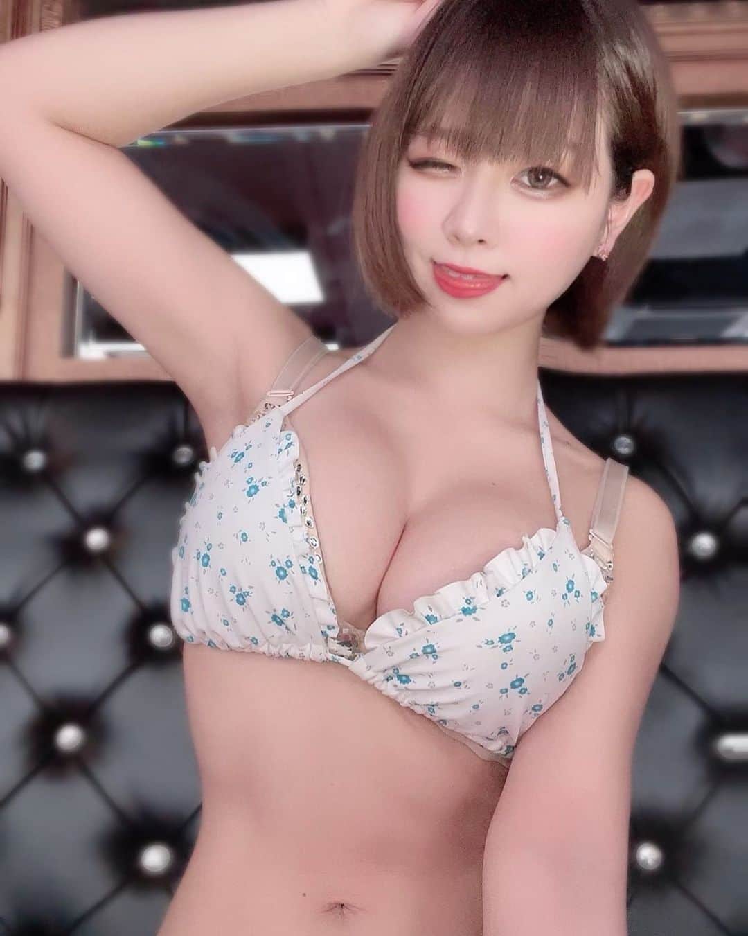 のインスタグラム：「本日のえれなセトリ🎀  １部👉TWICE🎤 ２部👉セーラー👑WWT👑 ３部👉フォロミー🎤  ボイトレ行ってきます😌💗  . #バーレスク大阪#バーレスク大阪えれな  #バーレスク#バーレスク東京 #北新地#大阪観光  #ショートカット  #ショートヘア#ショートヘアー女子  #童顔女子#ロリ #アイドル#ショークラブ #ロリ巨乳#ショーパブ #グラビア撮影 #ロリ顔 #大阪#梅田#ショートヘアー  #グラドル自撮り部 #童顔巨乳 #ショートヘア女子  #エンタメ活動を止めない  #burlesque#burlesqueosaka #burlesquetokyo#gravureidol  #gravure#japanesegirl」