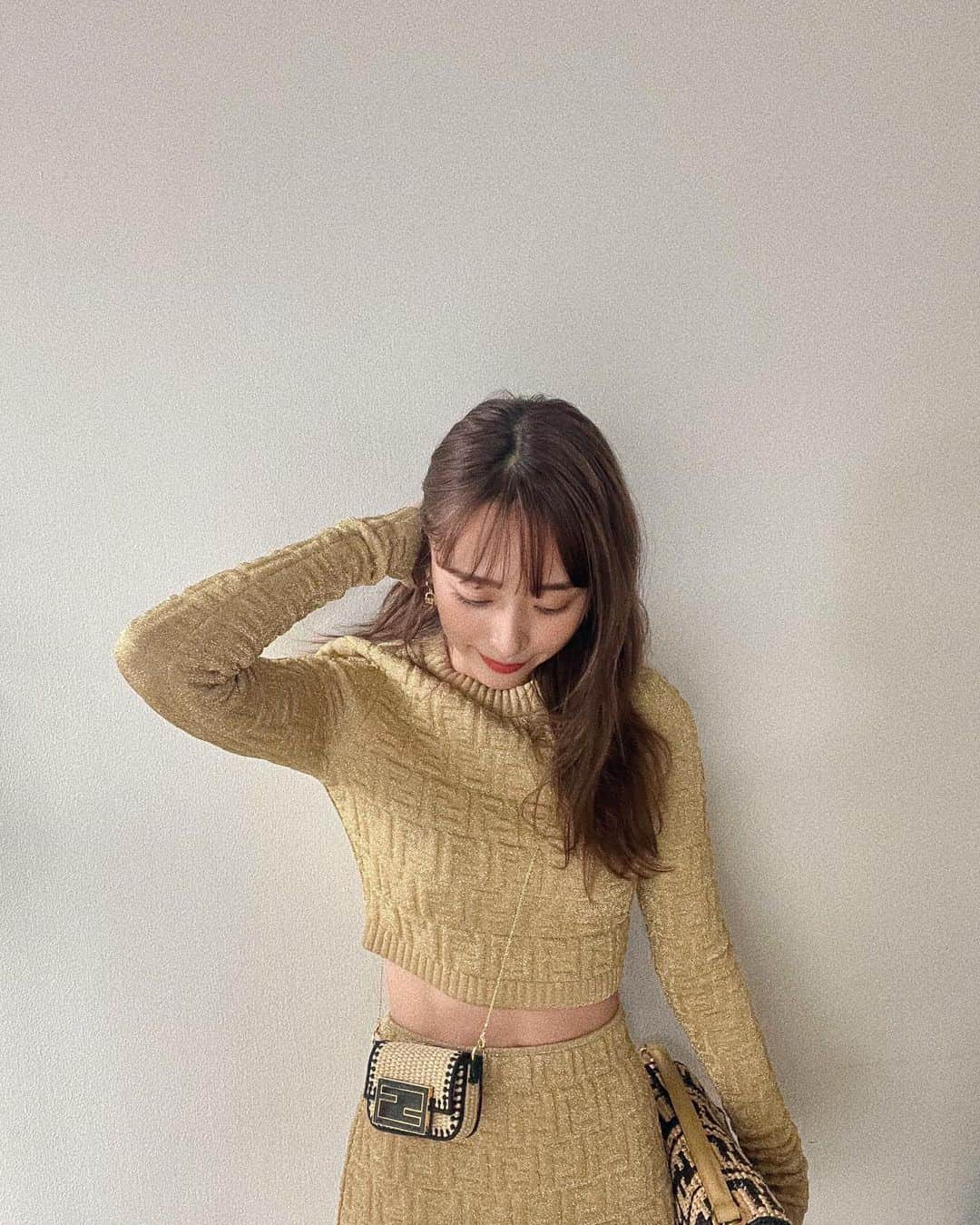 近藤千尋のインスタグラム：「お腹チラ😗❤️ 新作を着て撮影してもらいました🤍🥹 普段なかなかお腹出さないから レアなショットです。笑📷  お洋服も鞄もminiバッグもかわいい💕  #Fendi #FendiSS22  @fendi」