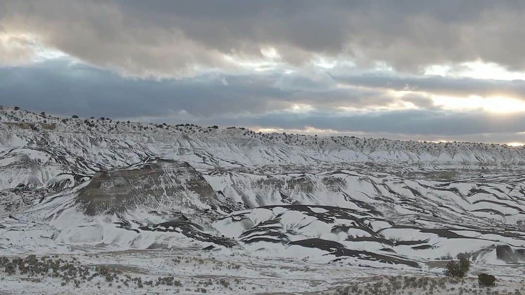 のインスタグラム：「Elevation Grant Recipient Jade Begay   “What inspired my ancestor’s ancestors to migrate? Was it curiosity? Was it an ancient volcano eruption? How can it be true that as Indigenous People we can remain anchored in our land-based identities while living into the demands of the Earth by being migratory? And, perhaps most immediately, how can this wisdom support us now as we face the impacts of climate change? Where do we look for the map toward survival?  These are the questions that this journey have brought to the surface. The questions I’ve been able to dive into with reverence.  The Elevation Grant has given me the ability to explore a curiosity I’ve held since I was little and now that curiosity is evolving and expanding into a project that will support my community understanding and  preserving an ancient migration story that can inform how we adapt and move with humility as we face inevitable migration and changes throughout the climate crisis.  In being able to create materials for this project, we have received more funding to keep going and to develop this project in a way that gives dignity to the depth of this story.  Look out for more content in the coming year.”  Videography and words: Jade Begay (@jadethemighty)   #MarmotElevationGrantContest」