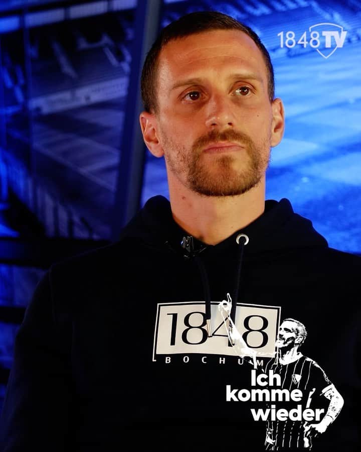 シモン・ツォラーのインスタグラム：「Knappe 7 Monate wurde ich bei meinem Comeback nach der schmerzlichen Diagnose „Kreuzbandriss“ vom Content Team des VfL begleitet.  Es gab Momente der Trauer, Zweifel und Ernüchterung aber auch viele Ereignisse die mir im Nachhinein ein Lächeln ins Gesicht zaubern!  Man lernt sich selbst besser kennen, hat einen anderen Blickwinkel auf die Mannschaft und Mitmenschen und kann, wenn man es zulässt, gestärkt aus so einer Zeit hervorgehen!  Diese wohl anstrengendste Phase meiner Karriere soll mit dieser Doku ein Ende finden und ich bedanke mich von Herzen für alle Wegbegleiter/innen und Unterstützer/innen in dieser Zeit!  Ich war oft launisch, verbissen, nervig und verärgert vielleicht auch unfair an gewissen Stellen. Aber was immer über allem stand war meine Fokussierung und totale Hingabe auf den Moment meiner Rückkehr!  Diese besonderen und einzigartigen Momente vor allem in den letzten 6 Spielen werde ich immer im Herzen tragen! So genug gelabert.  Schaut rein bei YouTube und 1848TV vom @vflbochum1848.official 💙」