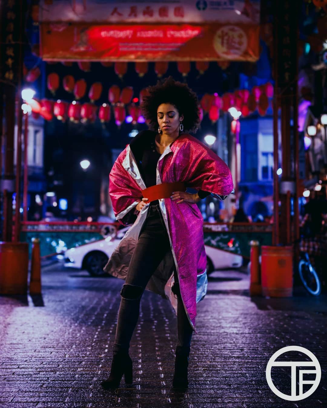 Timo the Fotographerのインスタグラム：「This was from some time we spent in London and had a quick fashion photoshoot in the rainy Chinatown!​​​​​​​​ ​​​​​​​​ When it comes to fashion, the possibilities are endless. Jeans never go out of style and you can always find new ways to reinvent your favorite pieces! ​​​​​​​​ ​​​​​​​​ Especially when you have a piece like this beautiful coat to tie it all together.​​​​​​​​ ​​​​​​​​ ☔️🌧️​​​​​​​​ _________________________​​​​​​​​ Makeup Artist @shelly_mua​​​​​​​​ Stylist @la_geisha_​​​​​​​​ Model @maelyouday​​​​​​​​ Assistant @handsome.hailey​​​​​​​​ _________________________ ⁠​​​​​​​​ #fantim #frazierfotography #写真 #beauty #photography #nashville #chinatown #style #england #instatravel #photoshoot #art #travel #model #photographer #fashionweek #nfw #モデル #blog #london, #instagram, #girls, #fashion, #instagrammodel, #gorgeousgirls, #fashionphotography, #inspirationphotos, #travelpics, #chinatownlondonphotos, #nashvilleinstagramers」