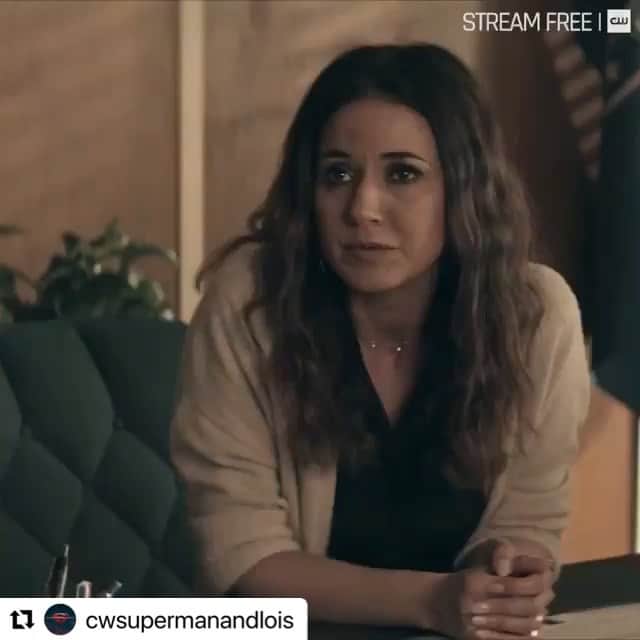 エマニュエル・シュリーキーのインスタグラム：「Did you tune in to last nights episode??  ・・・ Lana wants to protect Sarah from this secret. Stream a new episode of #SupermanAndLois on The CW」