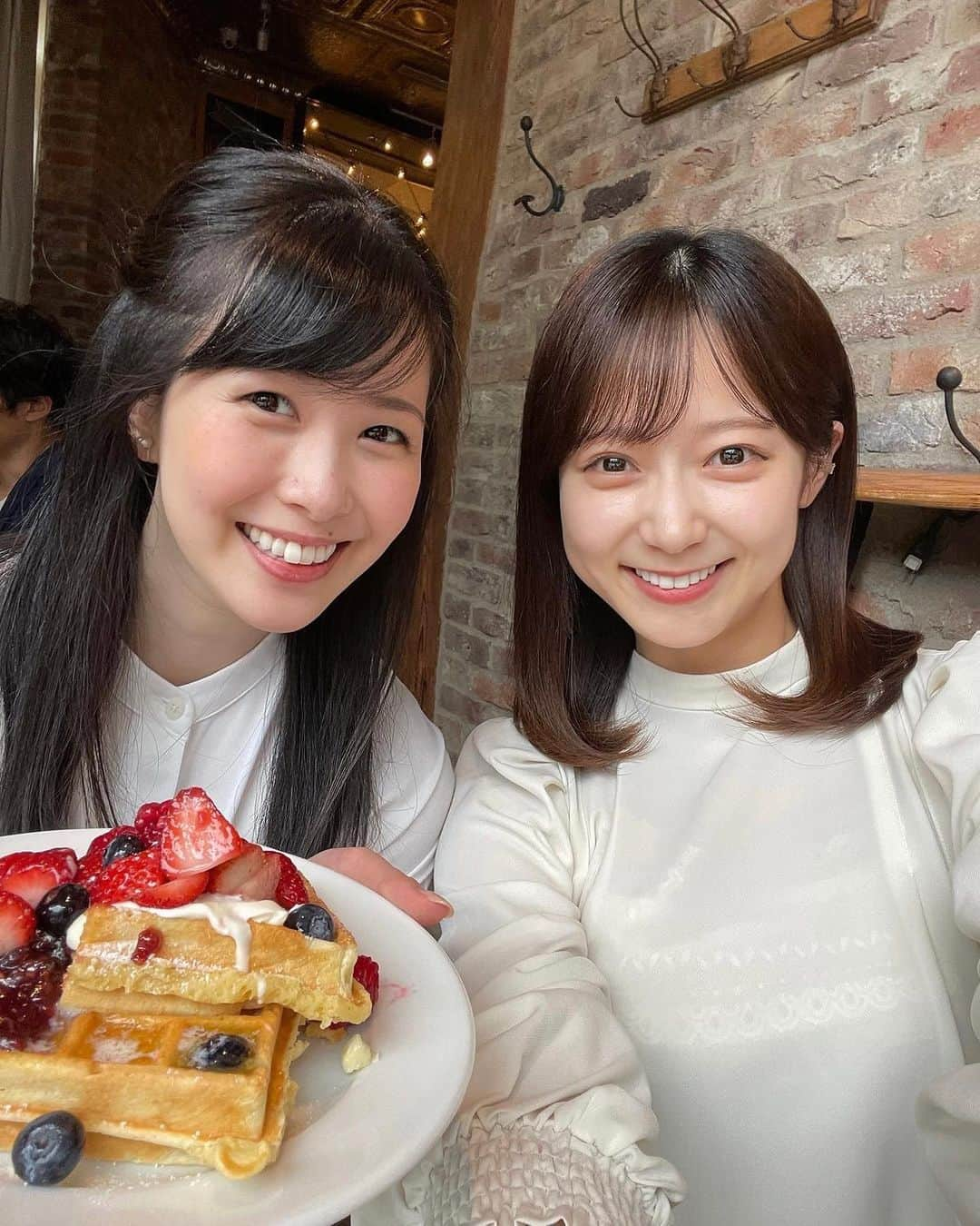 吉田悠希さんのインスタグラム写真 - (吉田悠希Instagram)「. えりさんとカフェ☕️ ⁡ 写真撮りたいですね〜って言ったら じゃあ隣行くね♡と ささっと寄り添ってくれて癒されました👼 ⁡ 次は美味しいワインを飲みに行く計画をしてます🍷 ⁡ ⁡ ⁡ ⁡ ⁡ #ニッポン放送  #東島衣里 さん #日比谷デート  #セントフォース  #吉田悠希」6月9日 17時57分 - yuki__yoshida__914