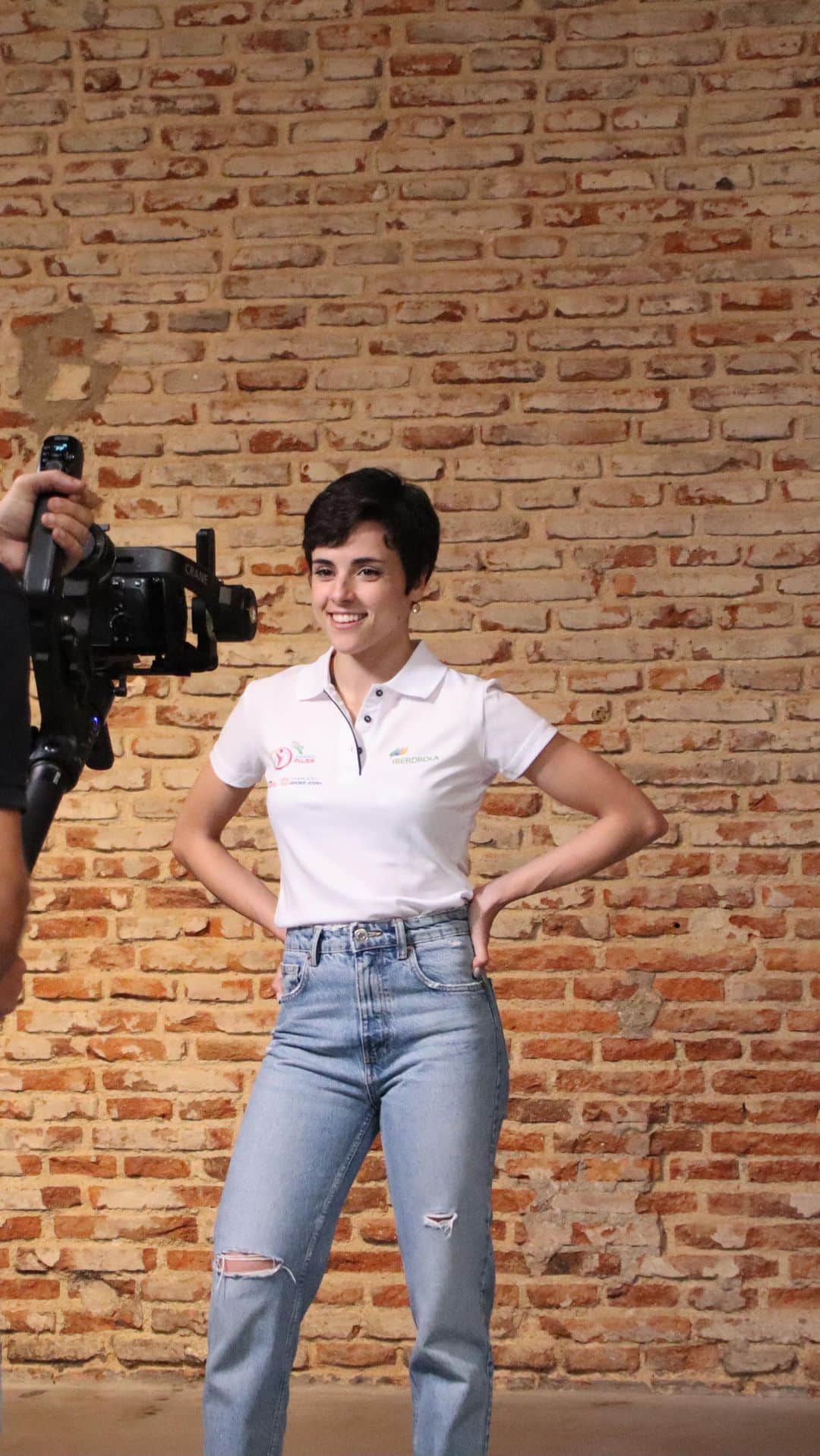 のインスタグラム：「📢Hey, hey!! Vuestra embajadora digital tiene algo importante que compartir con vosotros 😎👇🏼  🙌🏻 Vuelve el @touruniversomujer 🙌🏻 Y bueno, poco más tengo que añadir al vídeo para que os hagáis una idea de la pasada de evento que es… Actividades deportivas 🔝 de 32 federaciones distintas que podréis probar las veces que queráis, una gran maratón de fitness y por supuesto, la carrera “Zamora en forma por la igualdad” 🏃🏻‍♀️  (Os dejo por stories el link para apuntaros)  En fin, ¡Una fiesta deportiva que no os lo podéis perder!  ✍🏼🤓Saquen papel y boli: 📆18 y 19 de Junio  📍Plaza de la Marina - Zamora   Más info: @touruniversomujer  Equipazo detrás: @deportegob @fundaciondepjov」
