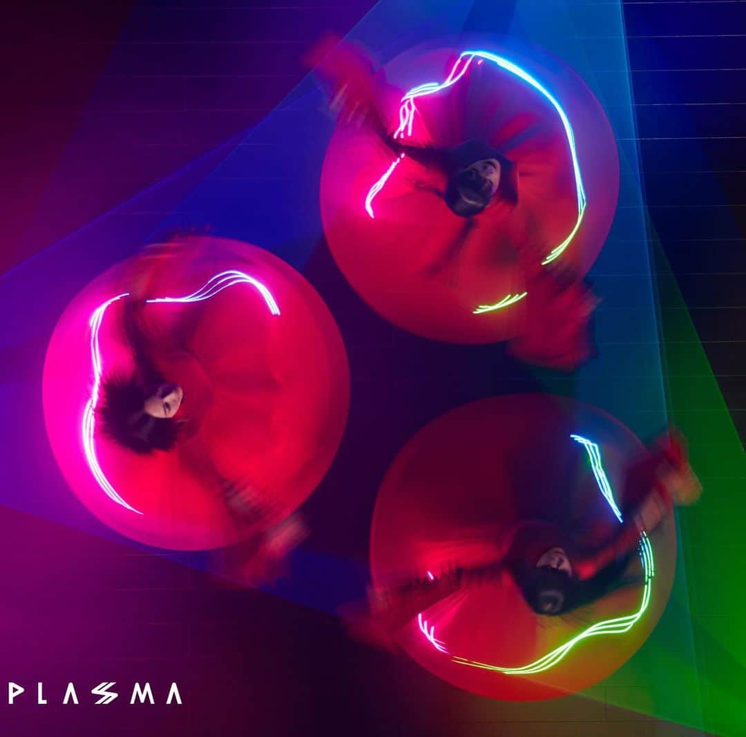 のインスタグラム：「7/27(水)発売 New Album「PLASMA」ジャケット写真と、完全生産限定盤・初回限定盤に付属する特典DISC内容を発表🎉  「Perfume 9th Tour 2022 “PLASMA”」とNew Album「PLASMA」の特設サイトも本日OPEN!! 特設サイトはストーリーのリンクから🔎 #prfm  <完全生産限定盤＆初回限定盤　特典DISC(Blu-ray or DVD)＞  <Disc1> ・PLASMA -Teaser- ・Flow -Dance Video- ・Time Warp -Video Clip- ・ポリゴンウェイヴ-Video Clip- ・再生-Video Clip- ・Flow -Video Clip- ・Spinning World -Video Clip   <Disc2>　※完全生産限盤のみ ・Perfume View ・アンドロイド＆ -Perfume LIVE 2022 [polygon wave]- ・Perfumeのただただラジオが好きだからレイディオ！5  Just revealed “PLASMA” album covers💃💃💃&Bonus disc contents on Limited Press Edition&Limited Edition💿✨ Also ”PLASMA”Tour& Album special website is just open! More info -link in stories.  <Limited Press Edition & Limited Edition Bonus DISC (Blu-ray or DVD)＞  <Disc1> ・PLASMA -Teaser- ・Flow -Dance Video- ・Time Warp -Video Clip- ・Polygon Wave-Video Clip- ・Saisei-Video Clip- ・Flow -Video Clip- ・Spinning World -Video Clip   <Disc2>　※For Limited Press Edition only ・Perfume View ・Android＆ -Perfume LIVE 2022 [polygon wave]- ・Perfume no Tadatada Radio ga Sukidakara Radio! 5」