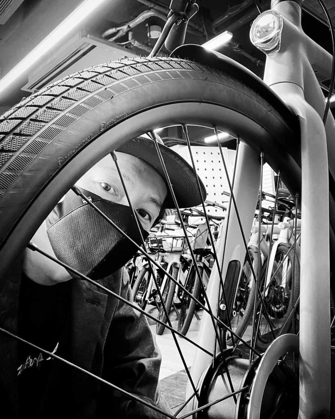 井浦新さんのインスタグラム写真 - (井浦新Instagram)「_ 新しい自転車を探しに @vanmoof へ  #vanmoof」6月9日 18時26分 - el_arata_nest