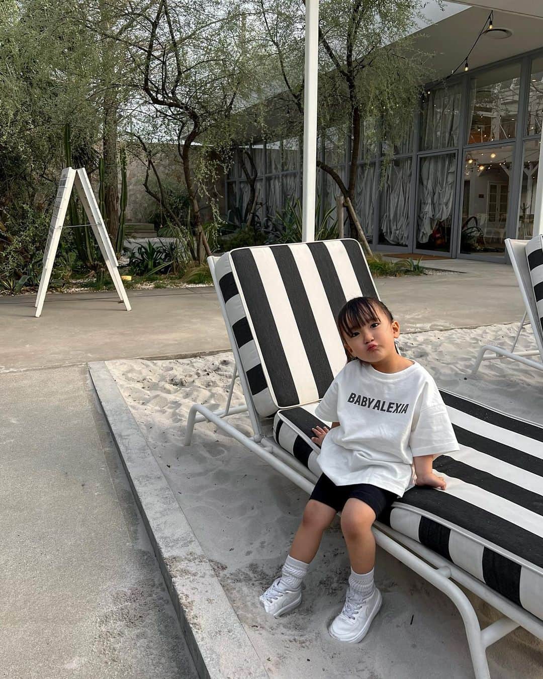 孫きょうのインスタグラム：「撮ったの4月だし Tシャツは去年の🐝🦓🌱  Big tops × Biker shorts」