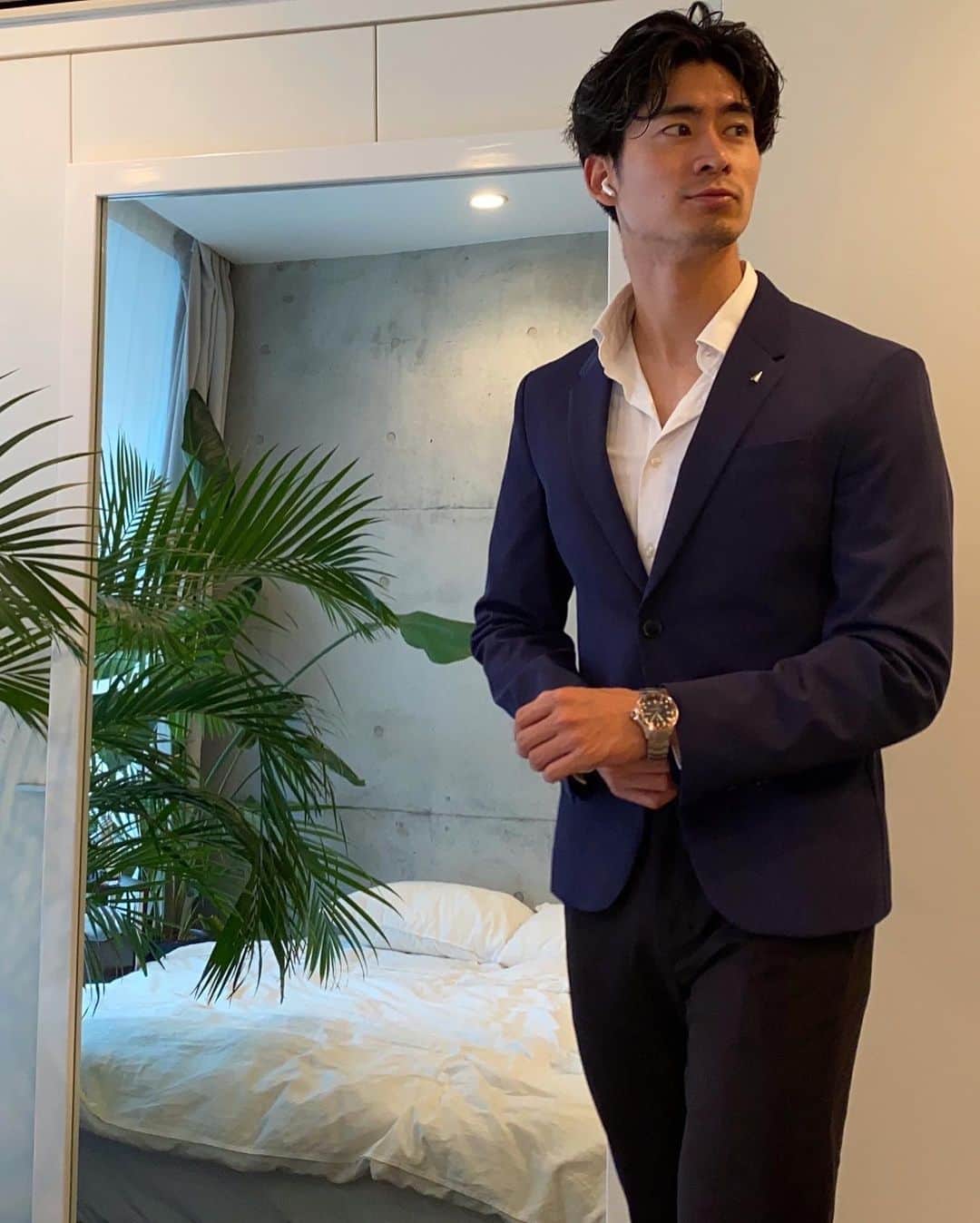 Kensukeのインスタグラム：「@olivergreen_jp 品のある時計そして品質もクオリティも高く とてもかっこよくエレガント デンマークから生まれた腕時計🇩🇰 ・ ・ 一つ目のラインはMareというタイプ " Mare "の高級感がたまならないです! なのにコストパフォーマンス完璧です ステンレススチールの光沢感と重量感 とても気に入ってます!👍🏼 Brown カラーでベルトは光沢ある3-Link! 40mmの存在感のある仕上げです! スーツにも私服にもサーフィンなどにも ・ 200m(20気圧)防水性能があり水にも対応してます! ・ ・ そして二つ目は ベルトやカラーなど様々な色合いに 組み立てられる "ARBOR" 最高です。 ・ ・ 私は41mm カラーはSteel Green  ベルトはBlack Silicone  こちらはカジュアルでもフォーマルでも スポーティーでも相性がとても良い🙏🏽 ・ ・ なんといってもおしゃれです 素晴らしいです。。 手元をエレガントかつ実用性に優れた 腕時計です🤲🏽 父の日のプレゼントにもバッチリ👍🏼 ・ ・ 私からのリンクにてさらに 通常価格から15％OFFになるクーポン【5KEN15】🔥 そして "セール価格"からさらに"割引"になる クーポン【KEN5】のクーポンが ございます❤️‍🔥 ・ ・ 是非webサイトチェックして下さい! webサイトもすごく見やすくかっこいいので 選ぶのが楽しくなります👍🏼」
