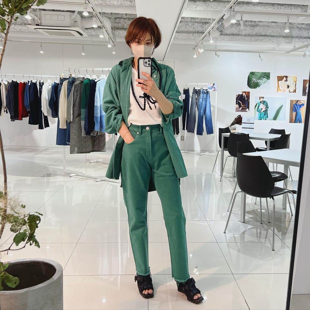 畑野ひろ子のインスタグラム：「@yanuk_official の展示会にお邪魔しました。 グリーンのセットアップが目を引きました🤩 そして、2枚目のデニム👖✨ @wakanozawa のコラボデニムなのですが、流石の和香のこだわり抜群で、脚長効果😆‼️届くのがまた楽しみ🥰」