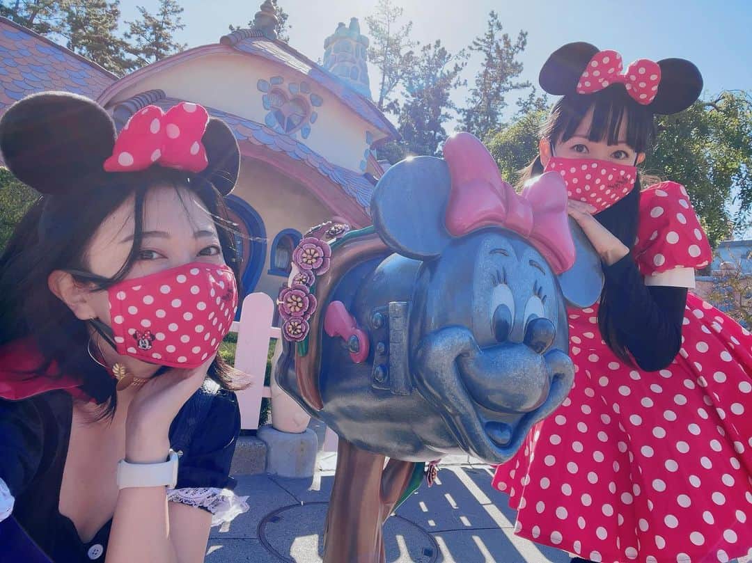 榎本温子のインスタグラム：「投稿遅くなった！ハロウィンの思い出 山本麻里安ちゃんと✨  #disneyhalloween #disneyland #tdl #声優」