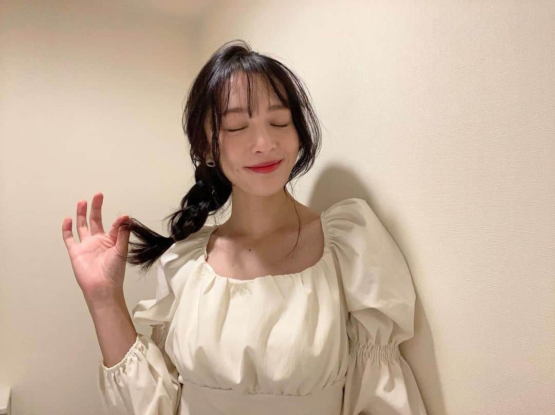 神部美咲のインスタグラム：「日曜日、久しぶりに インスタライブやります💓 一緒に競馬楽しみましょ〜🐴  ↓ ↓ ↓  6月12日(日)15時から みんなのKEIBA 生放送を観ながら、5レースを生予想💓 ぜひチェックを!  神部美咲インスタLIVE 6月12日(日)14時45分から  #フジテレビ  #みんなのKEIBA」