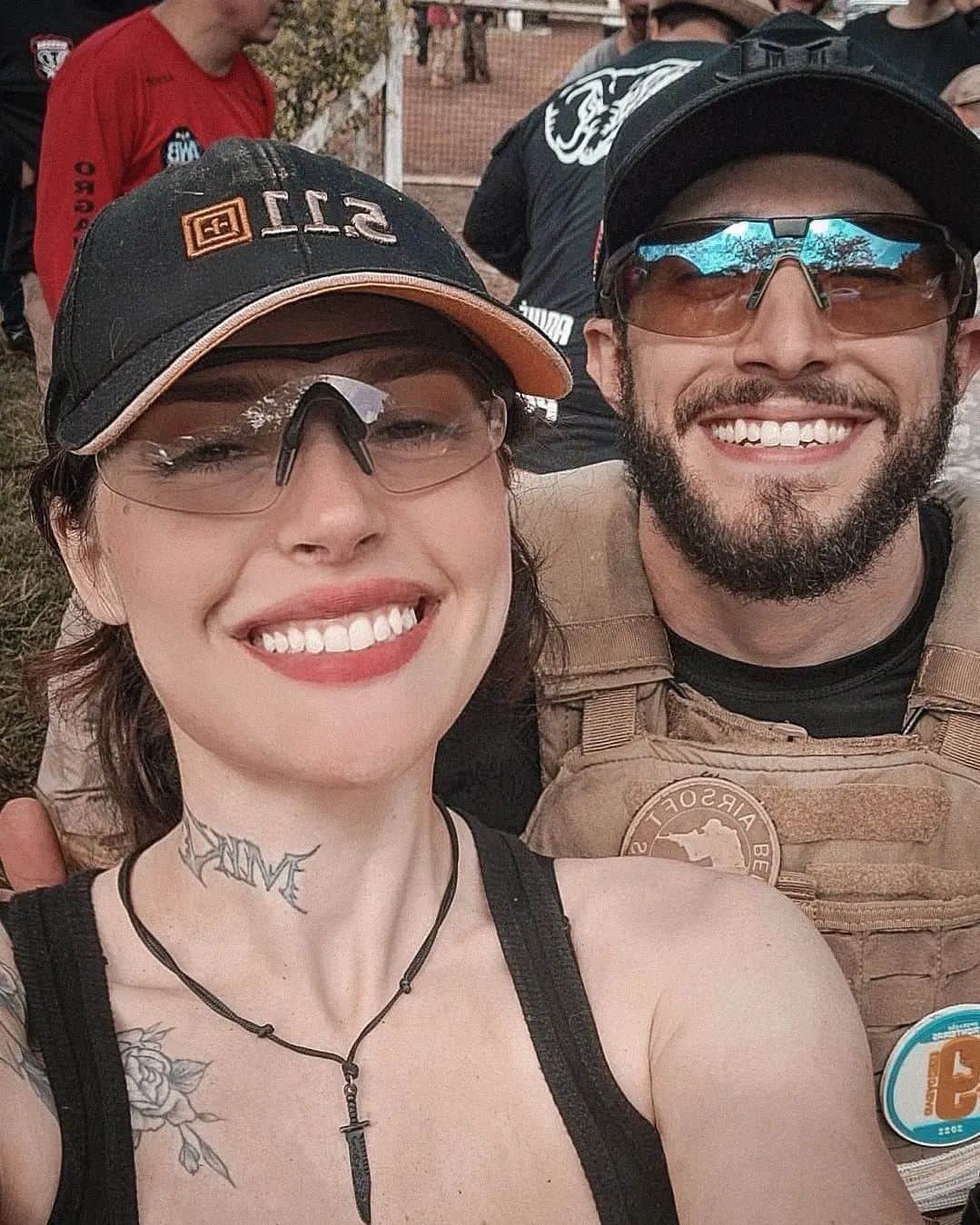Anna Vargasのインスタグラム：「Olha eu tietando os amiguinhos no @awboficial 😁. Marca nos comentários a pessoa que você tietaria se encontrasse num evento.👇🏻 . . #airsoft #milsim #airsoftgirl #youtuber」