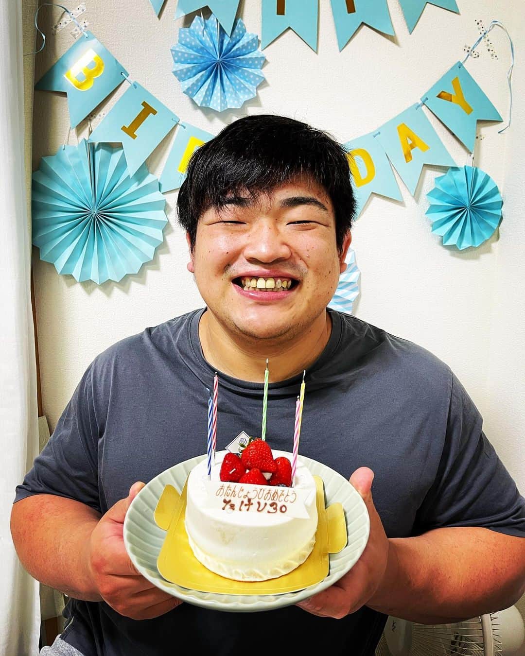 王子谷剛志のインスタグラム：「30歳になりました🎉 お祝いメッセージありがとうございます😊 今年も誕生日は家で楽しく過ごしてます！！ #誕生日 #30代突入」