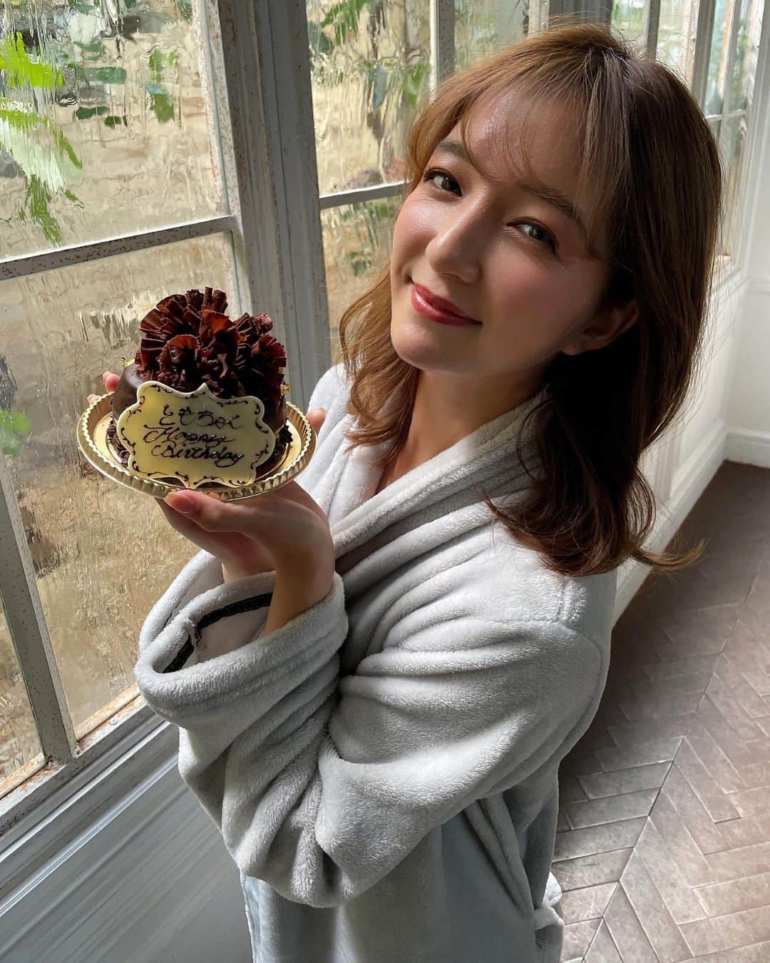 のインスタグラム：「実は5日誕生日でした🎂笑 スタッフさんいないと思ったらケーキ出してくれた🤤うれぴ💗」
