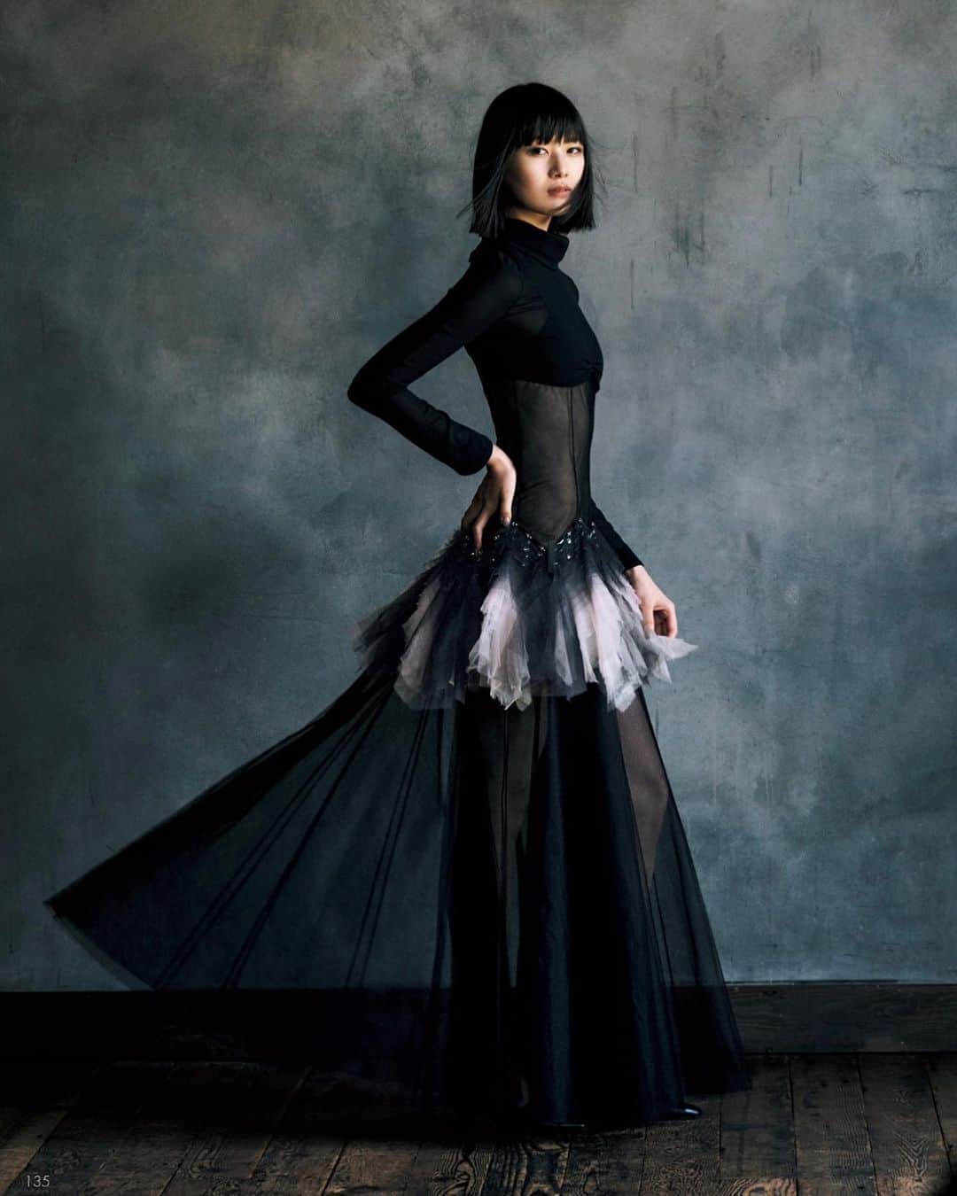新井貴子のインスタグラム：「CHANEL Haute Couture Spring Summer 2022 for @precious.jp July issue  職人さんたちが、ひとつひとつ手作業で何百時間もかけて作り上げるオートクチュール。 最新作はいつにも増してとっても軽やか。且つディテールが繊細で優美なラインに、はぁぁあ😮‍💨✨と、終始魅了されっぱなしでした。  Photo by @mitsuo_okamoto  Styled by @oshida.hiromi  Hair by @jg510  Make up by @akiko25   Thank you to the team for creating the best moment!💃🏻💕」