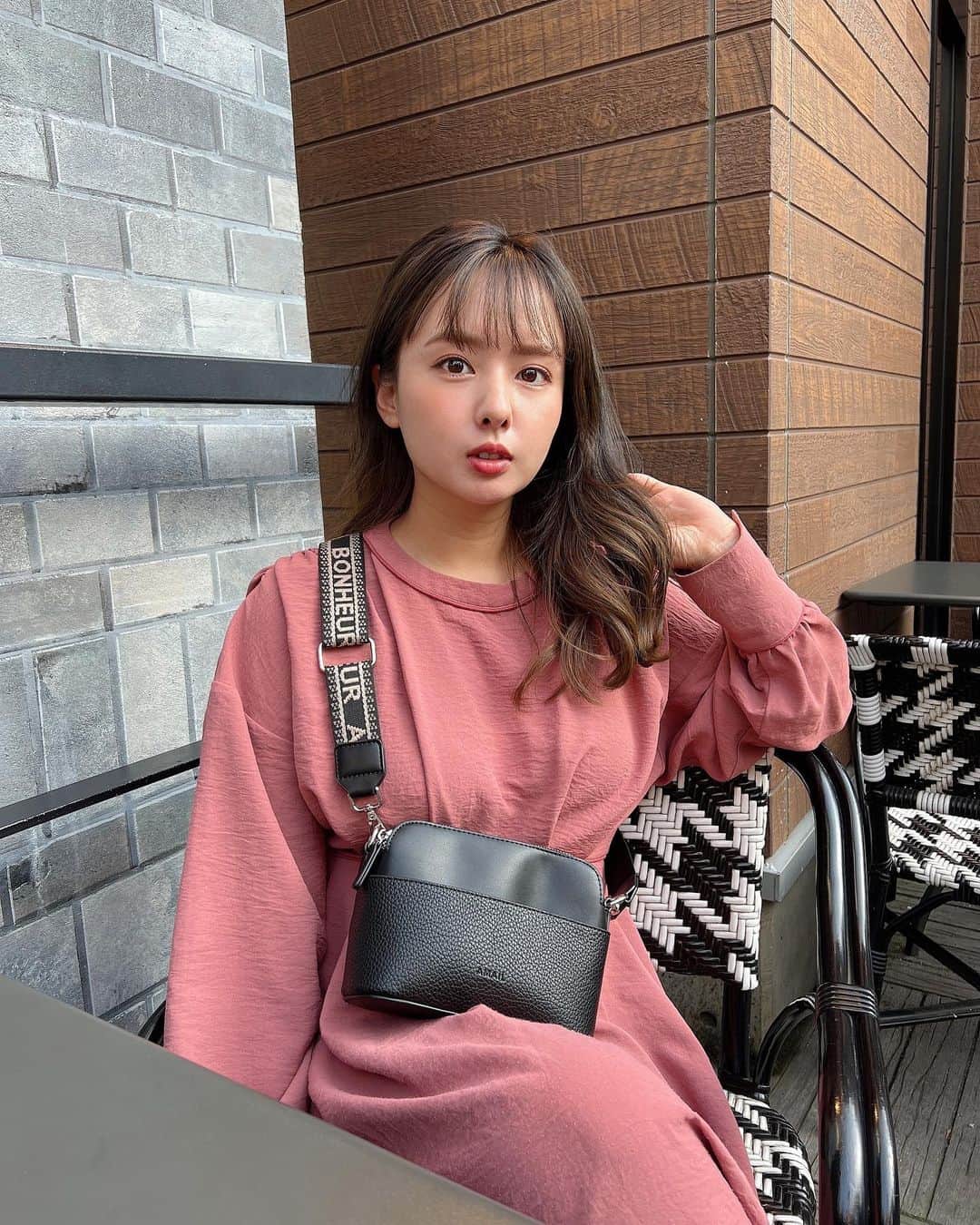 のインスタグラム：「今日はお天気よくて嬉しかった〜☺️♡♡ 洗濯物もできれば外にほしいたい🥹  ちなみにこの写真はNew bag👜 @amail_official です♡」