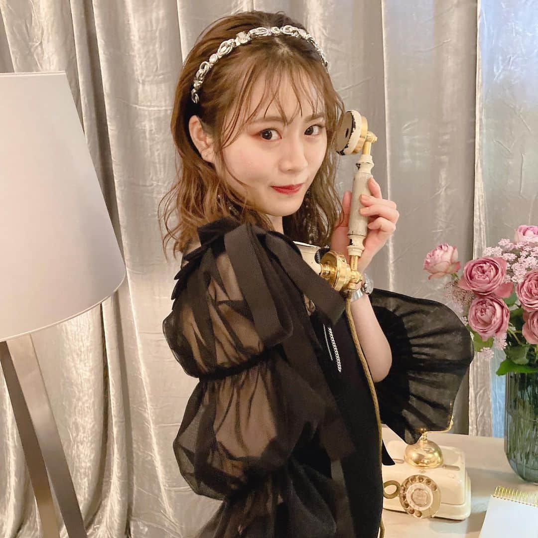 のインスタグラム：「\ 𝐎𝐅𝐅 𝐒𝐇𝐎𝐓 /  #乃木坂46 デビュー10周年記念公式ブック #N46MODEvol2 発売中🖤 ┈┈┈┈┈┈┈┈┈┈┈┈┈┈ 今日のオフショットは・・・ #山崎怜奈 ちゃん🌟 ┈┈┈┈┈┈┈┈┈┈┈┈┈┈ オフショットのリクエスト まだまだ受付中です🥰 コメントお待ちしてます🫶🏻」