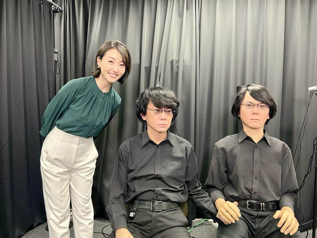 のインスタグラム：「さて、どちらがアンドロイドでしょうか？  大阪・関西万博プロデューサー石黒浩先生の研究室にお邪魔しました。 アンドロイドと共生する未来とは！？ 明日のNHK「ぐるかん」でリポートします🌿 NHK「ぐるっと関西おひるまえ」11：30〜  #石黒浩#大阪関西万博#アンドロイド#アバター#hiroshiishiguro#expo2025#android#avatar#nhk#ぐるかん#sakiyagi#八木早希」