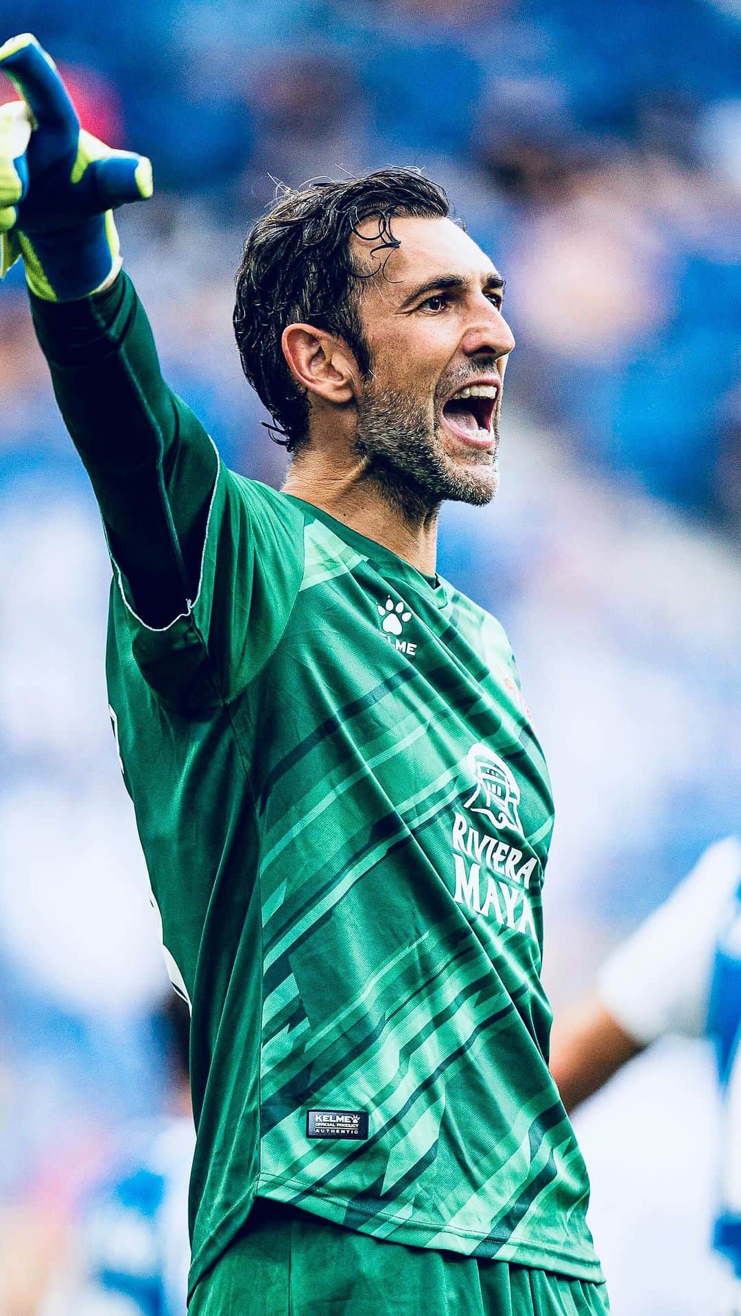 RCDエスパニョールのインスタグラム：「🫡 𝗨𝗡𝗢 𝗗𝗜 𝗡𝗢𝗜. ¡Para siempre, leyenda blanquiazul! 🤍💙」