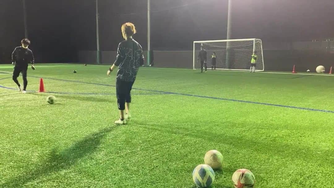 のインスタグラム：「スクールの様子⚽️ シュートトレーニング⚽️ 「トラップの置き所」  左右どちらにもシュートが使い分けれる場所にトラップすること 特に時間とスペースがないゴール前ではどこに置くかでシュートが打てるか打てないかが決まってくるので2タッチ目で打てる場所に「止める」こと さらにシュートをニアとファーに振り分けれる場所に「止める」ことを意識してもらいました⚽️  今回は「止める」部分にフォーカス👍  #14アカデミー #14サッカースクール #滋賀県サッカースクール」