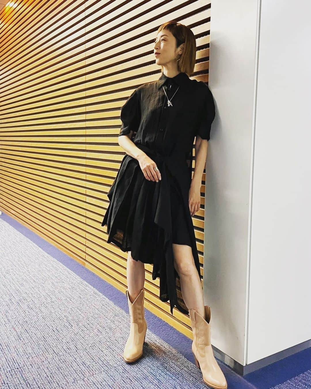 高岡早紀 さんのインスタグラム写真 - (高岡早紀 Instagram)「やっぱり黒い服が好き。 髪色を明るくしたら、この季節でも重くなり過ぎず良き。。  ジュエリー　@lamie_lamie ブーツ　@bwitch_boots_official  ワンピース　#yohjiyamamoto #私服」6月9日 22時13分 - saki_takaoka