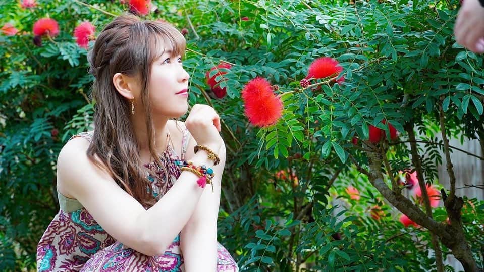 安野希世乃のインスタグラム：「📷 メモリアルブック「Act.10」 オフショット３日め。  爽やかで沖縄感を感じるお衣装&ロケ地にて。  緑が瑞々しくて、マイナスイオンをたっぷり浴びながらの撮影でした🌺  裸足は気持ち良いのです👣  ✄---------------------------  声優10周年メモリアルブック 📚「Act.10」  6/12までの予約販売のみの本となります·͜· ⋆*  ■ファンクラブ会員限定SHOP「安野家。 SHOP」 https://shop.mu-mo.net/avx/sv/list1?jsiteid=YKFC&categ_id=30868  ■mu-mo SHOP https://shop.mu-mo.net/avx/sv/list1?jsiteid=mumo&artist_id=YNKYN  ■アニミュゥモ https://shop.mu-mo.net/avx/sv/list1?jsiteid=ANMS&categ_id=31016」