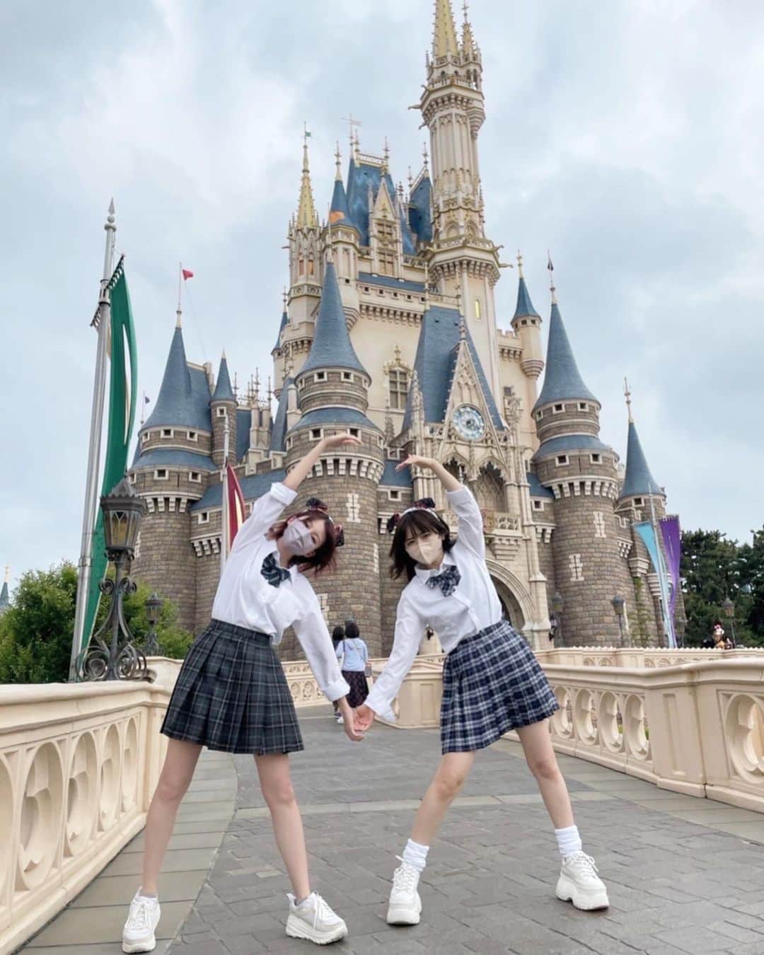 椎木里佳のインスタグラム：「こばこばとディズニ〜〜🐭大学生ぶりに制服ディズニーできた楽しすぎた🥹🫶🏻」