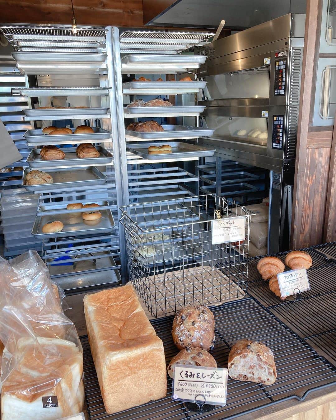 maiii0301さんのインスタグラム写真 - (maiii0301Instagram)「𝙲𝙰𝙵𝙴𓂃𖠚ᐝ  向かって正面が、ランチスペース ☄︎son dining 右側にパン屋さん🍞 ☄︎かもぱん  左側にカフェ☕️ ☄︎son coffee  隣接していて、パン屋さん👩🏻‍🍳🥖 #かもぱん で購入したパンを持ってカフェ☕で頂くのも可能ですよーー( ¨̮ )︎︎𖠚ᐝ   3箇所ともにテイストがかわいいーー♥  @son___okada  車を止めた後、OKD🍺 古民家 範丈亭(ﾊﾝｼﾞｮｳﾃｲ)を通過して左へ徒歩2分くらいかな右手に建物見えてきます♡   #古民家カフェ  #リノベーション  6月OPEN  #カフェ巡り   #おしゃれカフェ」6月9日 22時24分 - maiii0301