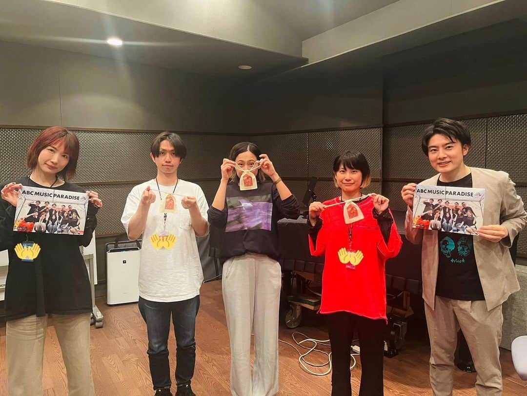 北條瑛祐のインスタグラム：「🎸📻  ついに！！ ミューパラにtricotメンバー全員で出演していただきました！！！ ライブ前日にも関わらずほぼフルで参加していただきありがとうございました😊  翌日の京都MOJOのライブも最高でした🙌 大切な想い出あるライブハウスでの演奏を見させていただき感謝です☺️  また遊びに来てください〜！  　  聴き逃した方はradikoのタイムフリーでぜひぜひぜひ📻 6月7日  22時〜  ABCラジオ『ABCミュージックパラダイス』 (放送後1週間視聴可能です) http://radiko.jp/share/?t=20220607220000&sid=ABC  　 #ABCラジオ  #ミューパラ #tricot #ただいマントヒヒtour2022 #京都mojo  #tricotクイズ強すぎ」
