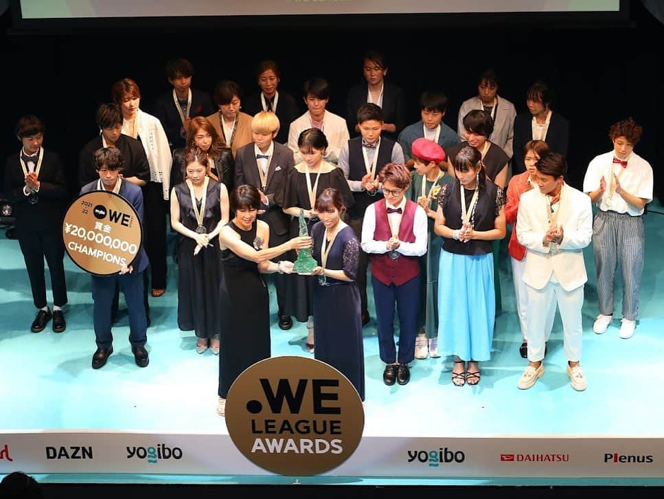 阪口萌乃さんのインスタグラム写真 - (阪口萌乃Instagram)「Yogibo we league awardsに参加してきました🏆 ノリノリな会場でとても盛大な表彰式でした✨  初代女王としてこの場に立てたこと、INACファミリーに感謝しています🥇 そしてYogibo weリーグを立ち上げて下さった方々、支えてくださっている方々にも本当に感謝しています！！  ヤマMVPおめでとう㊗️👏  姉のドレスを借りて初めてドレスアップも楽しかったです😳  今後も応援よろしくお願いします！！  #Yogibo weリーグ #表彰式 #INAC #ベストイレブン #MVP #おめでとう」6月9日 22時53分 - sakaguchi.moeno15