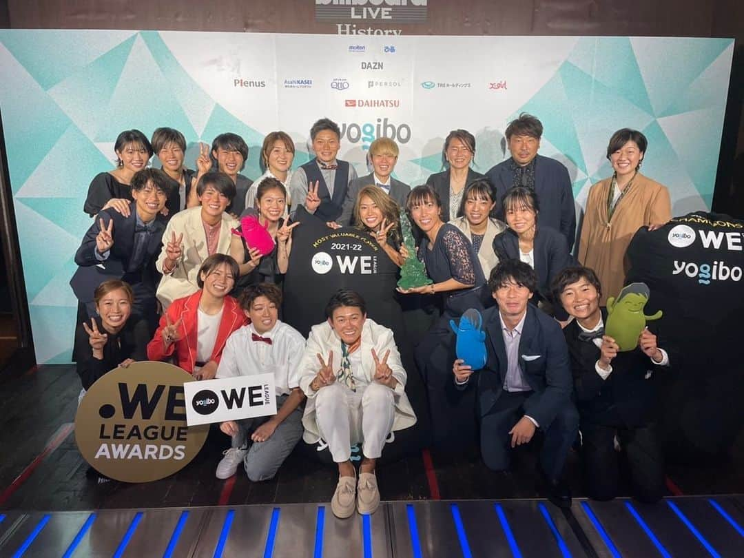 阪口萌乃さんのインスタグラム写真 - (阪口萌乃Instagram)「Yogibo we league awardsに参加してきました🏆 ノリノリな会場でとても盛大な表彰式でした✨  初代女王としてこの場に立てたこと、INACファミリーに感謝しています🥇 そしてYogibo weリーグを立ち上げて下さった方々、支えてくださっている方々にも本当に感謝しています！！  ヤマMVPおめでとう㊗️👏  姉のドレスを借りて初めてドレスアップも楽しかったです😳  今後も応援よろしくお願いします！！  #Yogibo weリーグ #表彰式 #INAC #ベストイレブン #MVP #おめでとう」6月9日 22時53分 - sakaguchi.moeno15