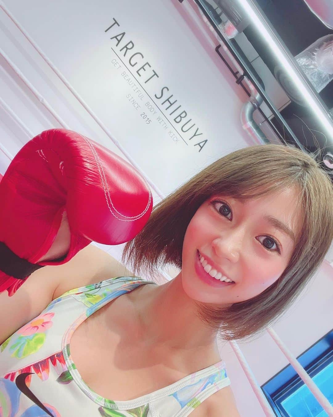 のインスタグラム：「🔥🔥🔥 キックボクシングしてきました✨ 渋谷にあるターゲットさんにお邪魔してきました、 すーぱー楽しかった🌼  梅雨をふきとばしてきた！！ 運動！！元気！！大事！！  華音ちゃんと行ってきました♡ ありがとう🔥 キックボクシング🥊の後に 一緒に筋トレもして楽しかった☺️🌼 ※写真と飲み物を飲むとき以外は全てマスクをしています。  トレーニングにいらしていた YA-MAN選手にもご挨拶をさせて頂きました🙇🏻‍♀️🌸 THE MATCH 2022 @東京ドーム　 10日後の試合頑張って下さい🔥  #GYM #キックボクシング　 #training #kick #kickboxing  #NIKE #trainingwear #happy  久しぶりでしたが優しく教えていただきありがとうございました🔥 　@targetshibuya ⋆︎」