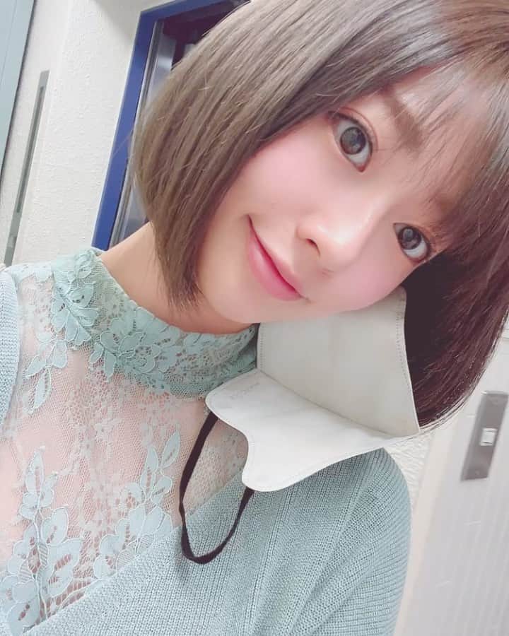 のインスタグラム：「new hair   カットをカズさんに @vaice_kazu  カラーを田中さんに @vaice_tana  お願いしました🙇🏻‍♀️🌸 急遽にもかかかわらずありがとうございました😭  前髪を整えてサラサラにしてもらい、  カラーはカーキグレージュにラベンダーMIXだそうです！ 色抜けると赤みが強いので、いつも赤み抑えめで透けるとかわいいカラーにしてください✨って言ってます笑  奇抜カラー勇気ないけど表面グレーの透けるとカーキかネイビーが好み  好みが合う人は田中さんに頼んでみてくださーい♪  カットは今の自分に最高に合ってる👍🏻💡」