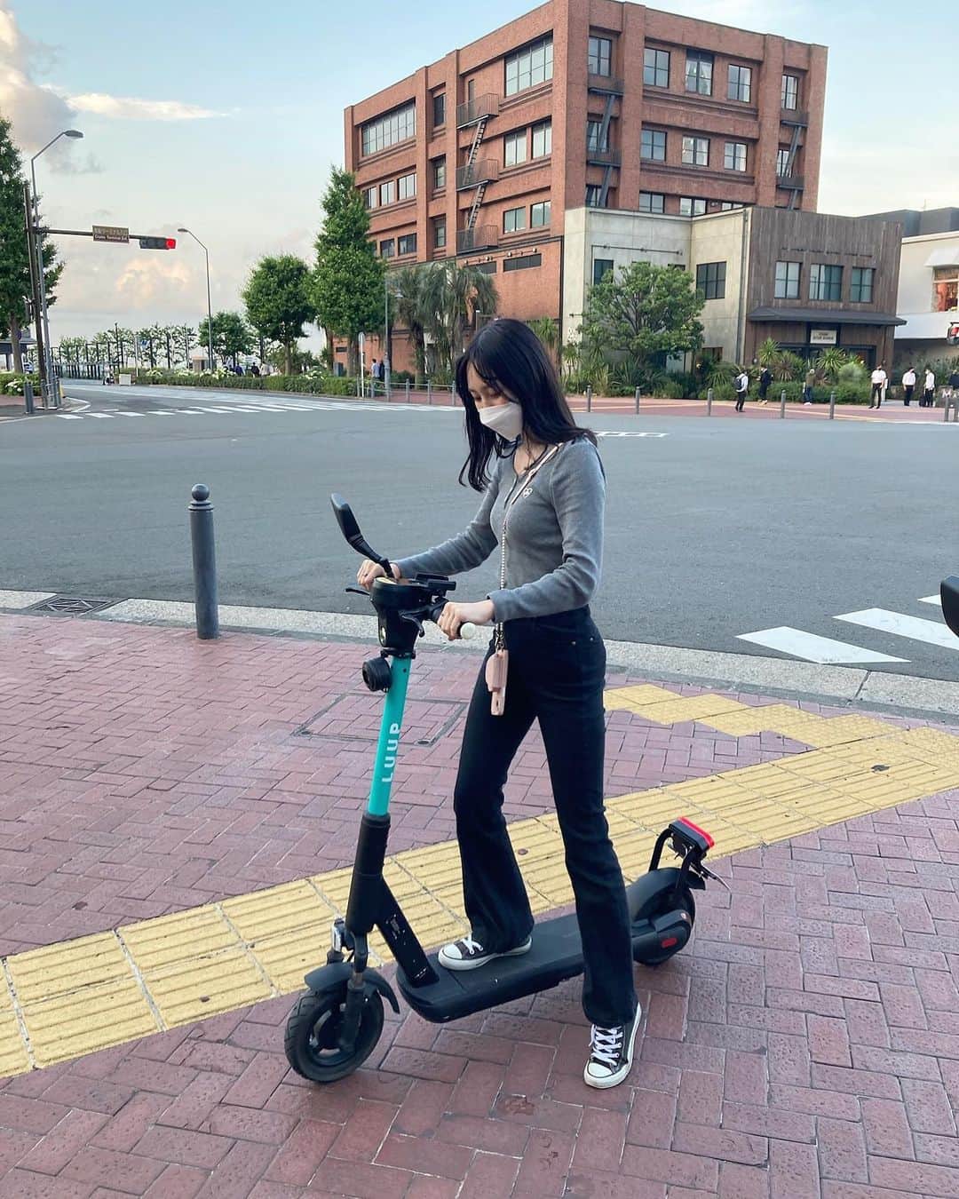 川平朱莉のインスタグラム：「免許を取得したので念願のLUUP🛴  公道を走るのが少し怖いけど、慣れたら風も気持ちよくて便利で、おうちに一台欲しい🥺  ⚠︎写真では歩道に乗ってる風だけど、歩道は絶対走っちゃダメですよ！  #luup#みなとみらい#免許取得」