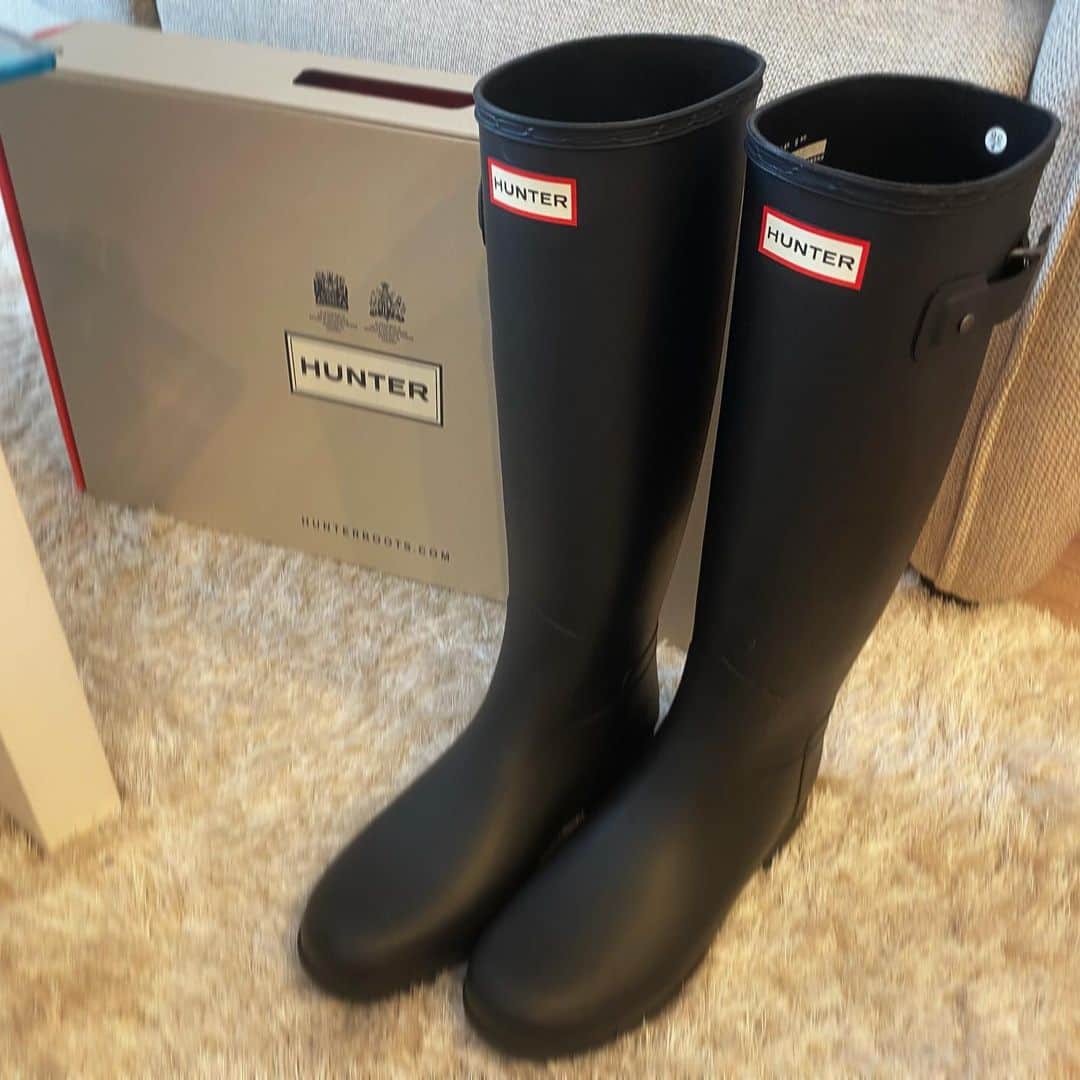 根岸愛のインスタグラム：「☔️👢☔️ . レインブーツ買ったら 雨降らなくなったけど 大丈夫そう？🥸 悩んだけどHUNTERにしたよ💝 #hunterboots #rainboots #レインブーツ #梅雨」