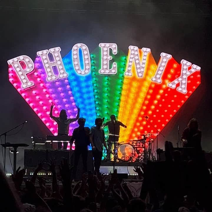カロリーヌ・ド・メグレのインスタグラム：「🔥🔥@wearephoenix best concert of @primavera_sound 2022 !!!」
