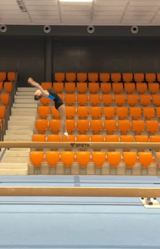 エイトォーラ・トールズドッティルのインスタグラム：「Some clips of today's beam training🪅🤸🏼‍♀️」