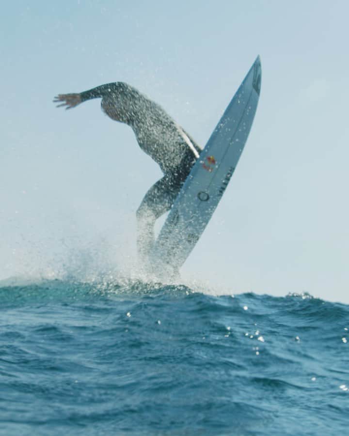 ジョーディ・スミスのインスタグラム：「Ep 8 of Silver Linings just dropped. In this episode I head home to south Africa to test boards for the Aus leg and then put them into action. I surfed so much in Aus so we packed this ep with free surfing. Link in bio!!   @oneilloz @oneillusa @oneilleurope」