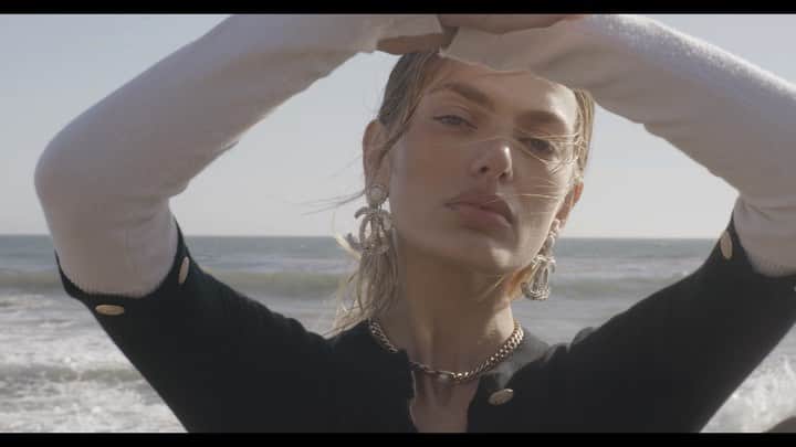 ブレッヒェ・ハイネンのインスタグラム：「@lbeautemx  Photography: Kale Friesen @kalejfstudio  Editor-in-chief: Stephanie Arouesty @steph_aro  Creative Direction: Inés Abouchard @inesabouchard  Production/casting: Mirham Ascencio @mirhamascencio Makeup: Riku Campo @makeupbyrikucampo  Hair: Alina Friesen @alina_friesen  Nails: Naoko Saita @naokosaita  Styling: Ella Cepeda @ella_cepeda @chanelofficial Spring-Summer '22 Photography assistant: Mason Miller」
